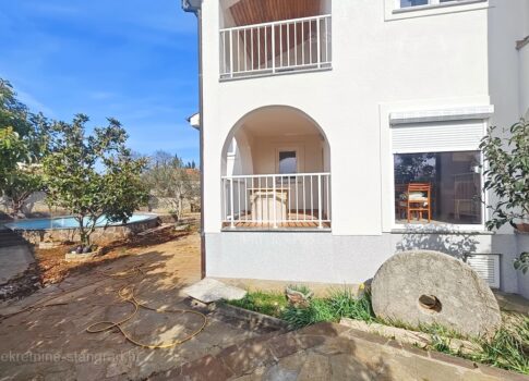 Krk környéki, földszinti lakás közös medencével és kerttel!