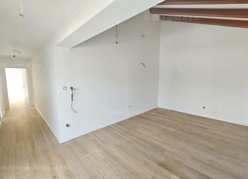 Krk környéki, úszómedencés új épület 1. emeleti lakása!