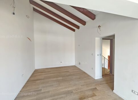 Krk környéki, úszómedencés új épület 1. emeleti lakása!