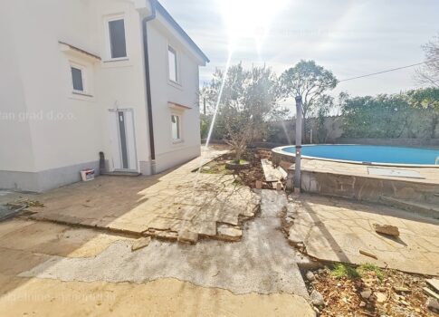 Krk környéki, úszómedencés új épület 1. emeleti lakása!