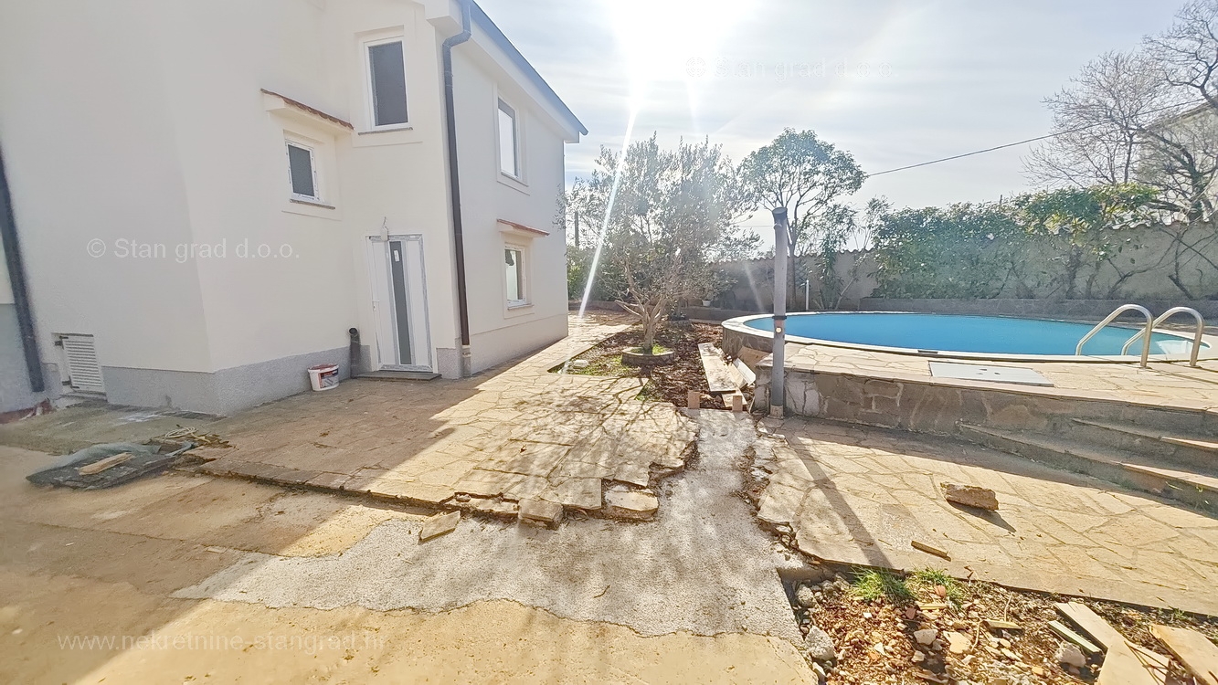 Krk környéki, úszómedencés új épület 1. emeleti lakása!