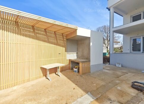 Krk környéki, úszómedencés új épület 1. emeleti lakása!