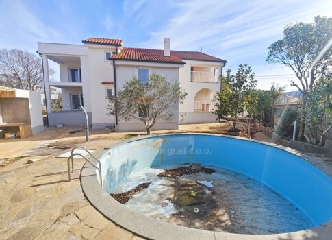 Krk környéki, úszómedencés új épület 1. emeleti lakása!