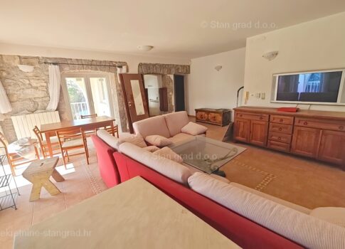 Krk, környéke, bútorozott lakás a földszinten medencével!