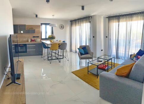 Punat, földszinti apartman kerttel, medencével és kilátással a tengerre!