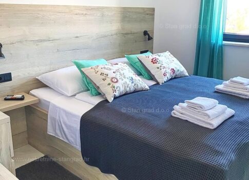 Punat, földszinti apartman kerttel, medencével és kilátással a tengerre!