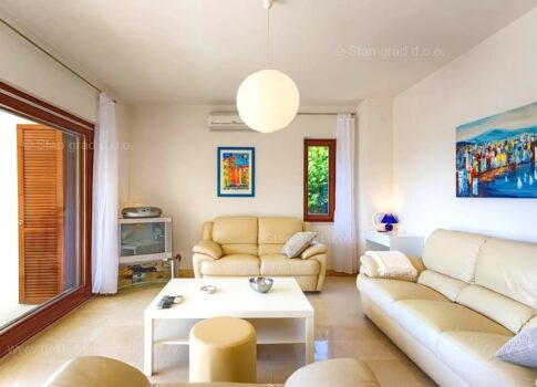 Krk, tágas lakás az 1. emeleten, első sor a tenger felé!