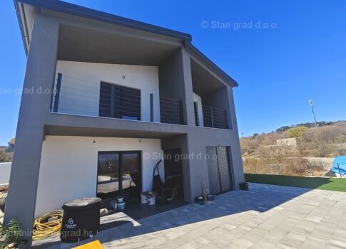 Vrbnik, családi ház medencével és panorámás kilátással