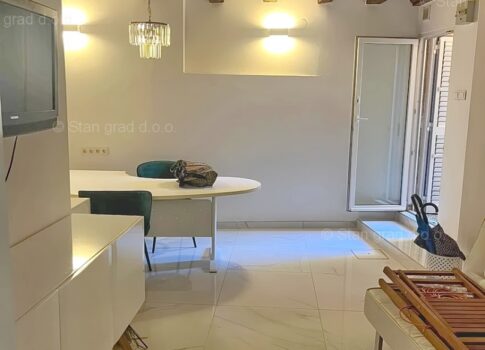 Malinska, lakás a központban, mint üzlethelyiség!