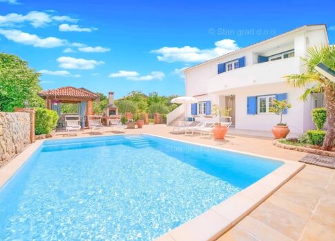 Uvala Soline, családi ház medencével a tenger közvetlen közelében!