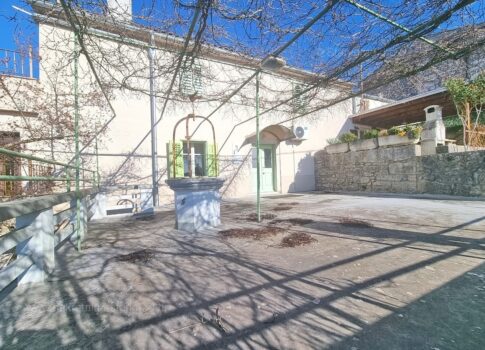 Krk, környéke, kőház csendes helyen!