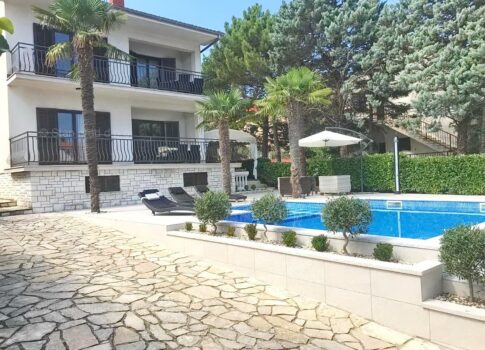 Malinska, gyönyörű családi ház medencével és kerttel!