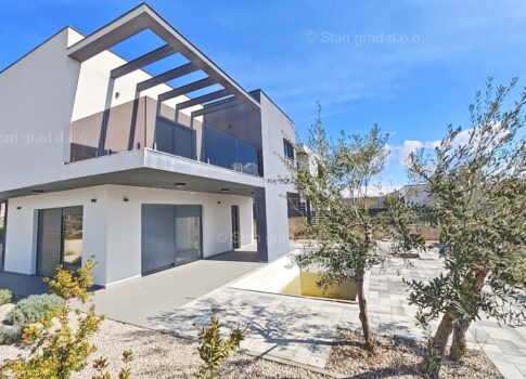 Krk, környéke, családi ház medencével és tengerre néző kilátással