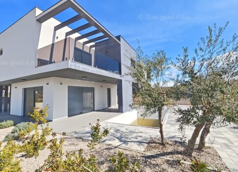 Krk, környéke, családi ház medencével és tengerre néző kilátással