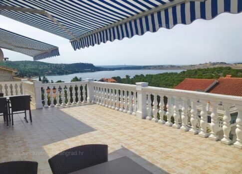 Omišalj, több lakásos ház a tenger közvetlen közelében!