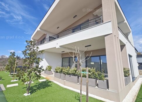 Krk, környéke, új, modern villa panorámás kilátással és medencével!