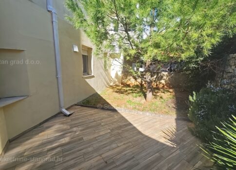 Krk, földszinti lakás jó helyen!