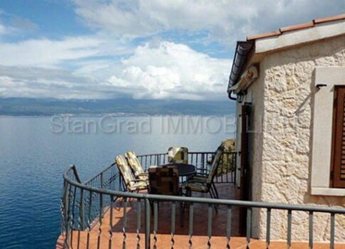 Vrbnik, RITKASÁG! kőház a sziklaperemen, a tenger felett