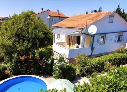 Krk, Pinezici, önálló ház 2 apartmannal és medencével