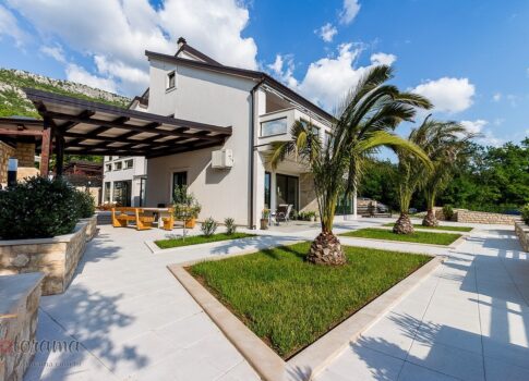 Crikvenica környéke, SZUPER-MODERN LUXUSVILLA, zöld környezetben