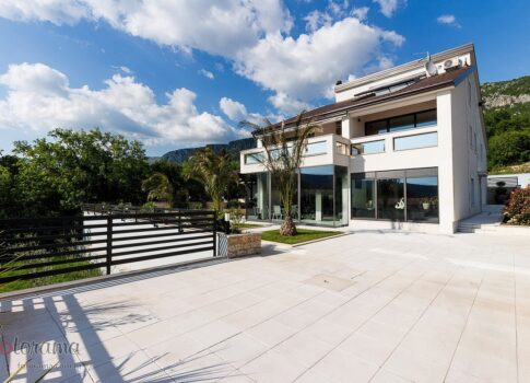 Crikvenica környéke, SZUPER-MODERN LUXUSVILLA, zöld környezetben