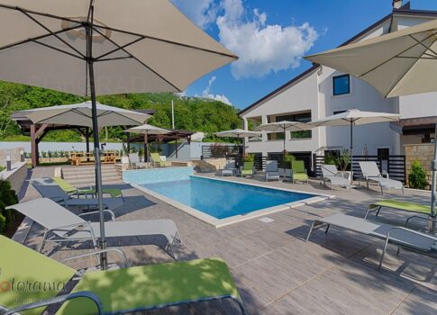 Crikvenica környéke, SZUPER-MODERN LUXUSVILLA, zöld környezetben