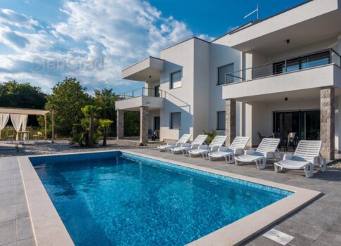 Krk környékén modern stílusú ház 4 lakóegységgel, gyönyörű kilátással a tengerre
