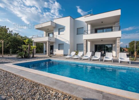Krk környékén modern stílusú ház 4 lakóegységgel, gyönyörű kilátással a tengerre