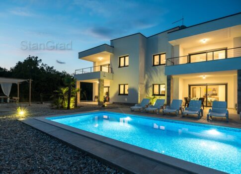 Krk környékén modern stílusú ház 4 lakóegységgel, gyönyörű kilátással a tengerre