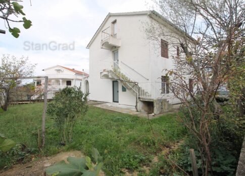 Malinska, önálló ház 2 lakással és nagy kerttel