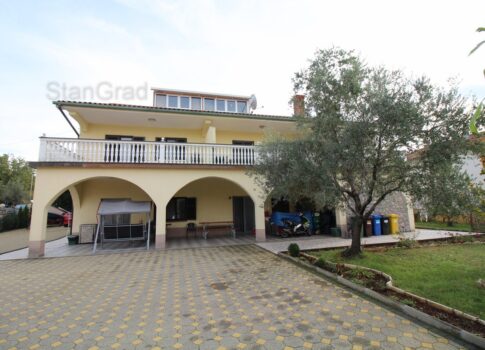 Ház 4 apartmannal, 12 szobával, alkalmas idősotthonnak, vagy hostelnek