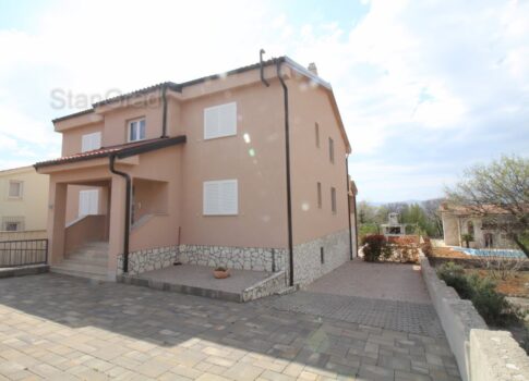 Krk környéke, önálló ház 3 apartmannal, medence, garázs, játszótér, grill