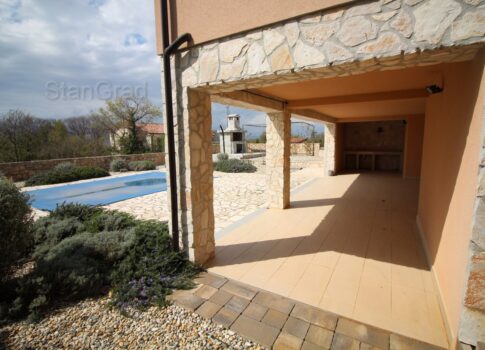 Krk környéke, önálló ház 3 apartmannal, medence, garázs, játszótér, grill