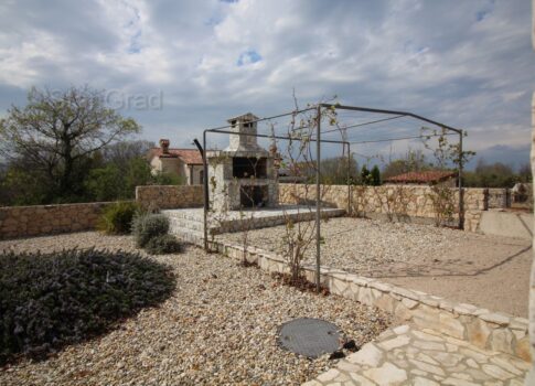 Krk környéke, önálló ház 3 apartmannal, medence, garázs, játszótér, grill