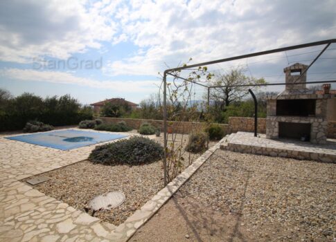 Krk környéke, önálló ház 3 apartmannal, medence, garázs, játszótér, grill