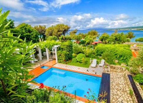 Punat, nagy ház medencével, 50 m-re a tengertől