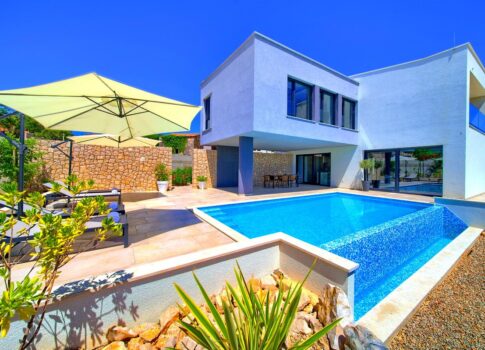 Modern ház medencével Krk városának közelében!