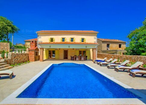 Vrbnik környéki, önálló rusztikus ház, medencével