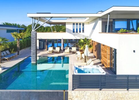 Krk, környéke, impozáns villa medencével, kilátással a tengerre!