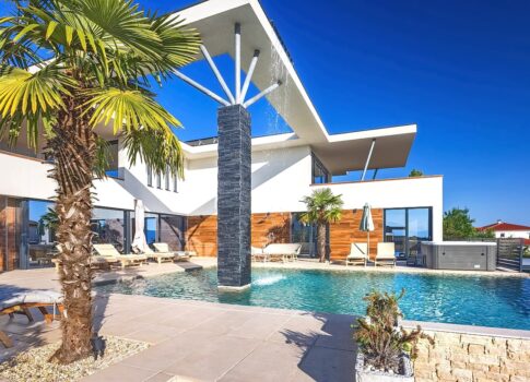 Krk, környéke, impozáns villa medencével, kilátással a tengerre!