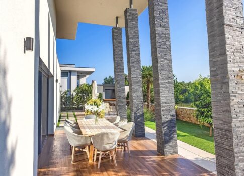 Krk, környéke, impozáns villa medencével, kilátással a tengerre!