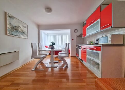 Malinska, bútorozott kétszintes lakás a központ közelében!