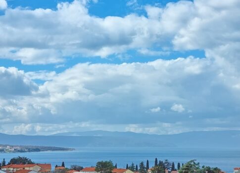 Malinska, bútorozott kétszintes lakás a központ közelében!