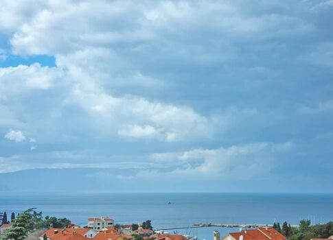 Malinska, bútorozott kétszintes lakás a központ közelében!