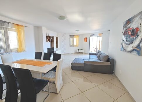 Vrbnik, kényelmes apartman tengerre néző kilátással!