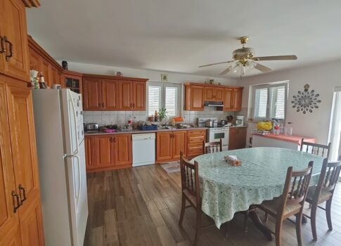 Krk, 9 lakóegységes apartmanház a tenger közelében!