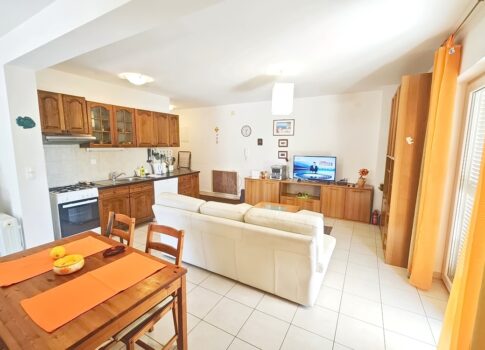 Krk, földszinti lakás kerttel remek helyen!