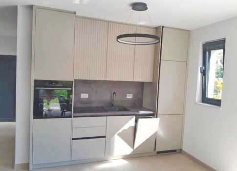 Malinska, új 2 szintes apartman medencével, 200 m-re a tengertől