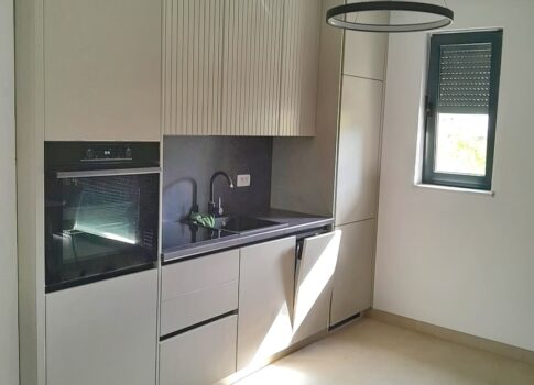 Malinska, új 2 szintes apartman medencével, 200 m-re a tengertől