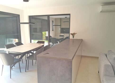 Malinska, új 2 szintes apartman medencével, 200 m-re a tengertől